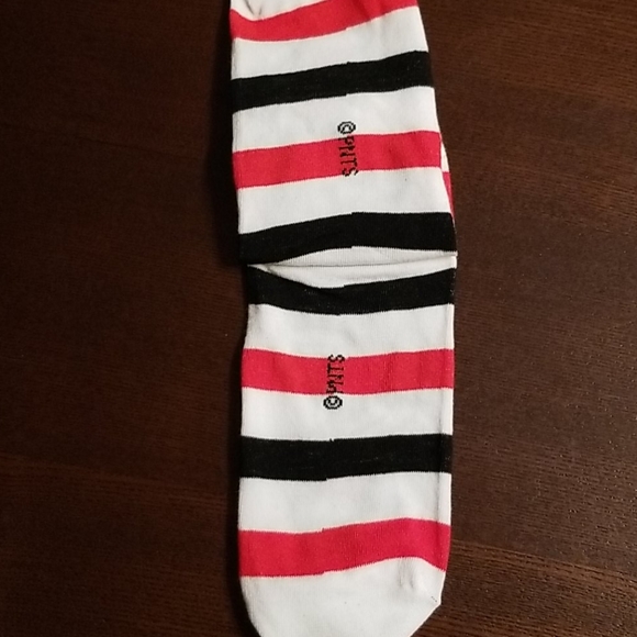 4 for $20 Peanuts Snoopy cool socks - Picture 3 of 3